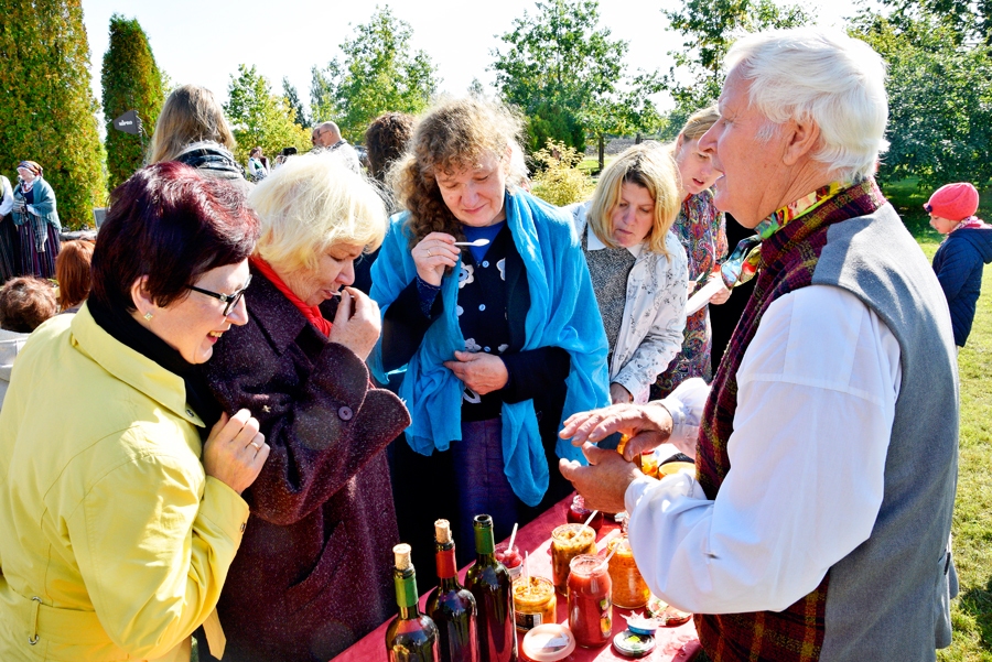 Arvīda Pēkaļa sarūpētos rudens salātus un ievārījumus Viesturos degustē stāstnieku festivāla dalībnieces un viesi.
Autors: Ivars Bogdanovs