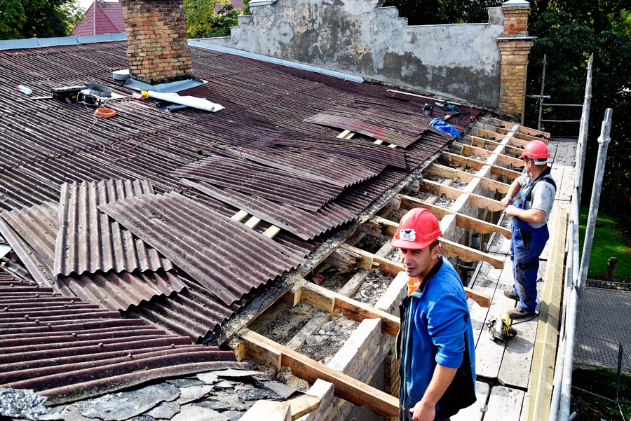 Būvfirmas «Kvintets M» meistari darbu Bauskas muzejā sākuši ar pagalma ēkas jumta maiņu.
Autors: Ivars Bogdanovs