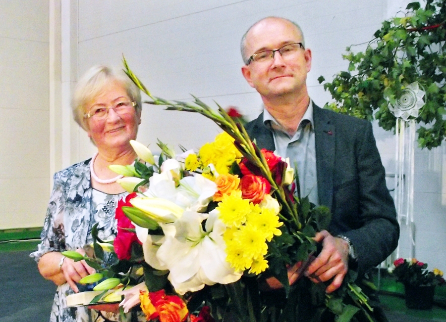 Gunta Čonka saņēma apbalvojumu par mūža ieguldījumu. Viņai blakus dēls Andis Čonka.
Autors: Artūrs Dulbe