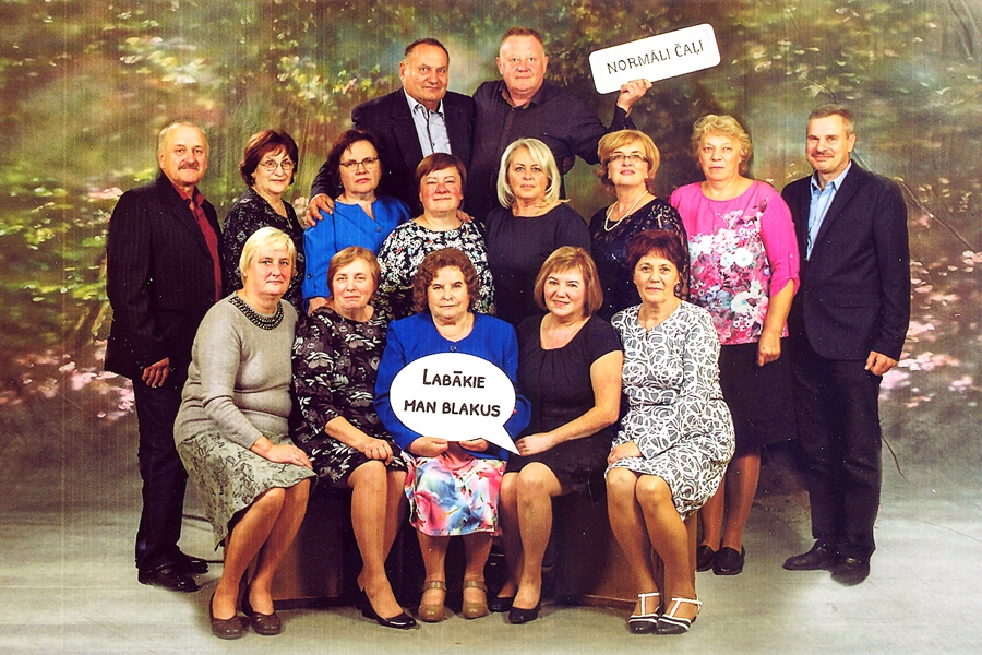 2017. gads. Skolotāja Velta Balode (vidū) mācību iestādes 130 gadu jubilejā ar saviem pirmajiem audzēkņiem un viņu ģimenes locekļiem.
Autors: no albuma