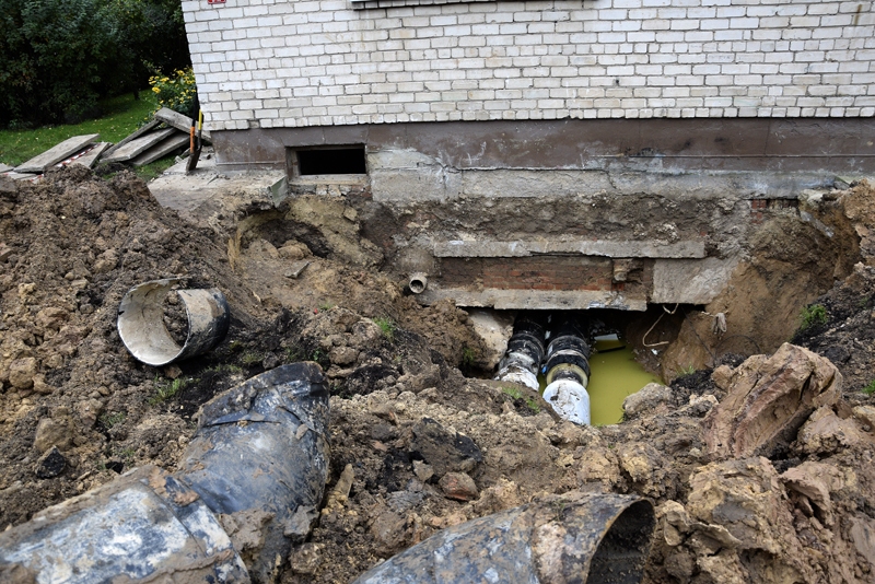 Pašvaldības SIA «Bauskas siltums» vīri strādā, lai avāriju trasē novērstu līdz šīs nedēļas beigām.
Autors: Ivars Bogdanovs