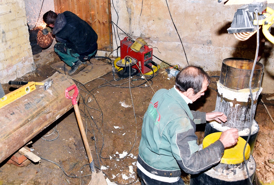 Pašvaldības SIA «Bauskas siltums» vīri strādā, lai avāriju trasē novērstu līdz šīs nedēļas beigām.
Autors: Ivars Bogdanovs