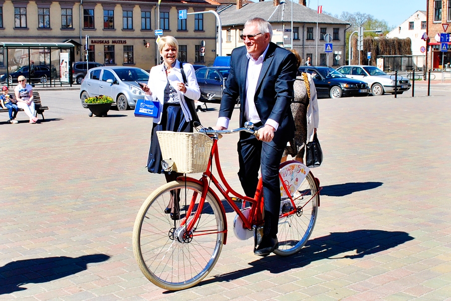 Akcijai «Iepazīsti kaimiņus Zemgalē!» starts tika dots Bauskā 6.maijā. Attēlā – Rundāles novada domes priekšsēdētājs Aivars Okmanis iemēģina akcijas galveno balvu – Lietuvas ražojuma velosipēdu.
Autors: no «Bauskas Dzīves» arhīva