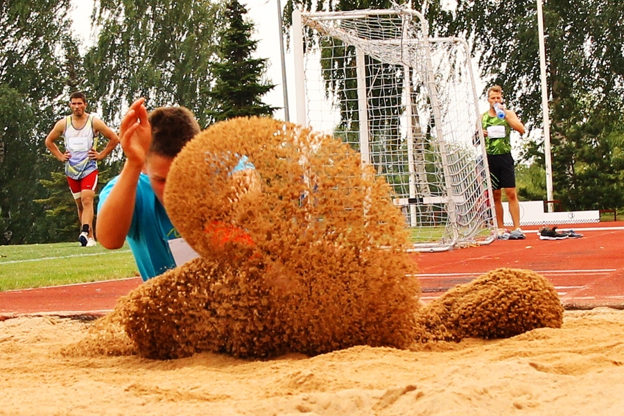Sportisti mēdz būt arī mākslinieki – šoreiz tāllēkšanas sektorā vieglatlēts izveido sirsniņu.
Autors: Uldis Varnevičs