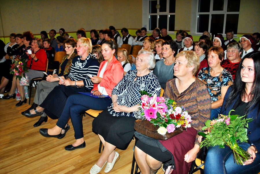 Maiga Kurčanova (trešā no labās) kopā ar publiku klausījās savus darbus novada amatiermākslinieku priekšnesumā.
Autors: Antra Ērgle