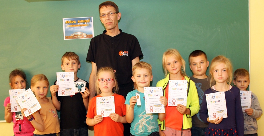 Jānis Štāls kopā ar jaunajiem dambretistiem Uzvaras vidusskolā.
Autors: no biedrības albuma