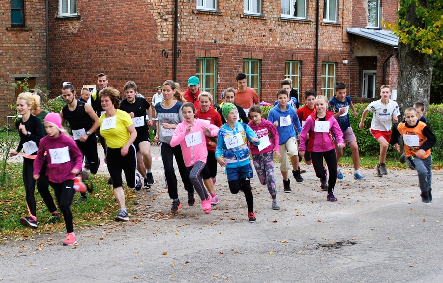 Trīs kilometru distanci pa ciematu un mežu sportotāji sāka vienotā pulkā.
Autors: Antra Ērgle