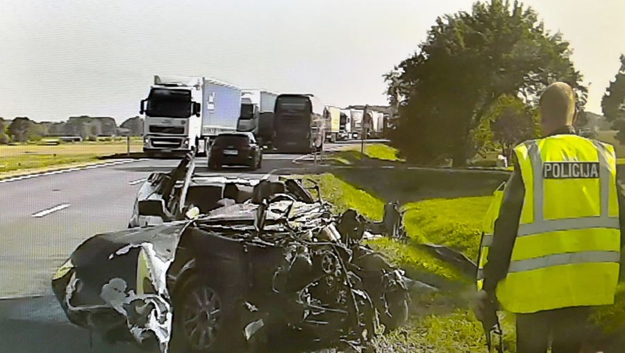 Vieglā automašīna «Audi-80» pēc sadursmes ar kravas automobili «Mercedes Benz».
Autors: no Valsts policijas arhīva.