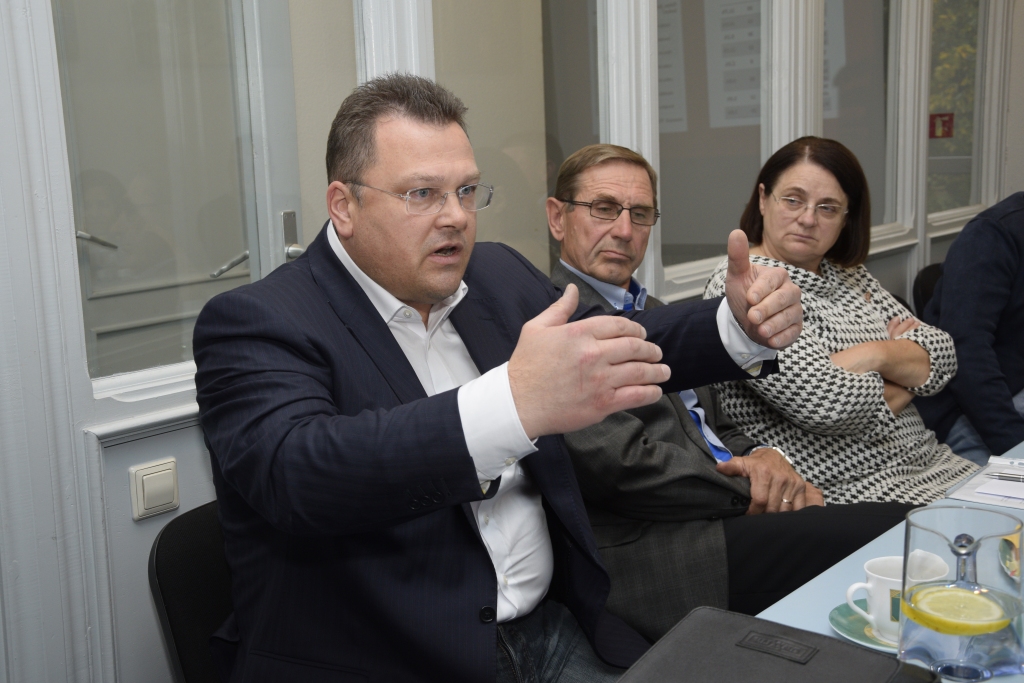 Kompānijas «Prudentia» īpašnieks, investīciju eksperts Ģirts Rungainis (no kreisās) sacīja, ka pats nav ieguldījis lauksaimniecības uzņēmumos, jo šī joma pasaulē nav uzskatīta par ienesīgu. Viņš norādīja, ka tikai 8 – 9% cilvēku ir tā dēvētais «uzņēmēja gēns» jeb prasme pelnīt naudu un dot darbu citiem, tāpēc jaunie uzņēmēji jāmeklē un jāatbalsta jau skolas solā.
Autors: Ivars Bogdanovs