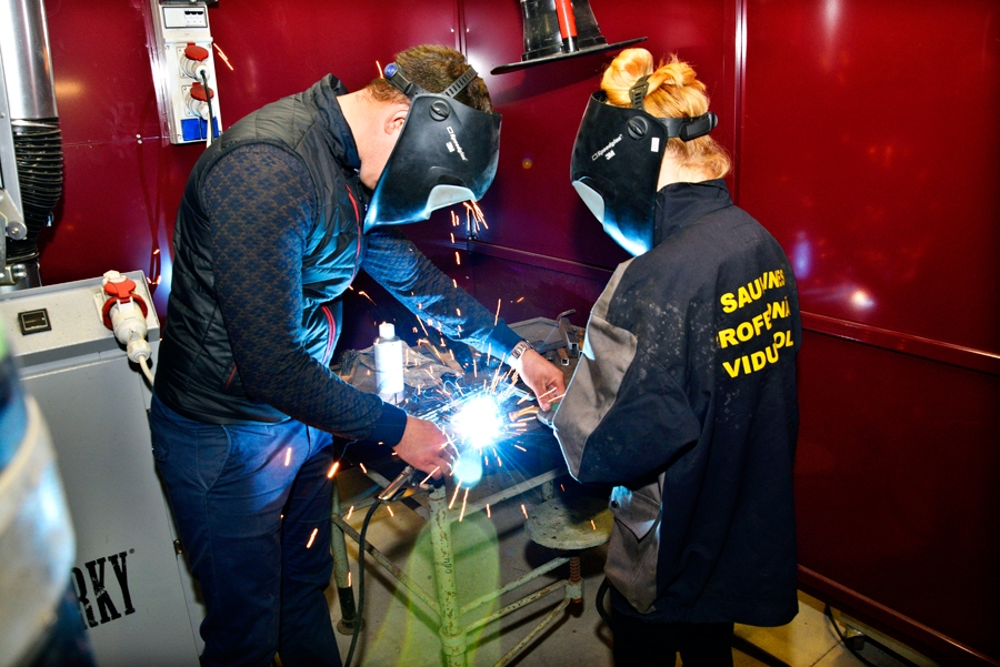 Metināšanu Sanijai Vilkastei, Vecsaules skolas 7.a klases audzēknei, ierādīja Saulaines skolas lauksaimniecības tehnisko darbu pedagogs Ivars Straņķis.
Autors: Ivars Bogdanovs