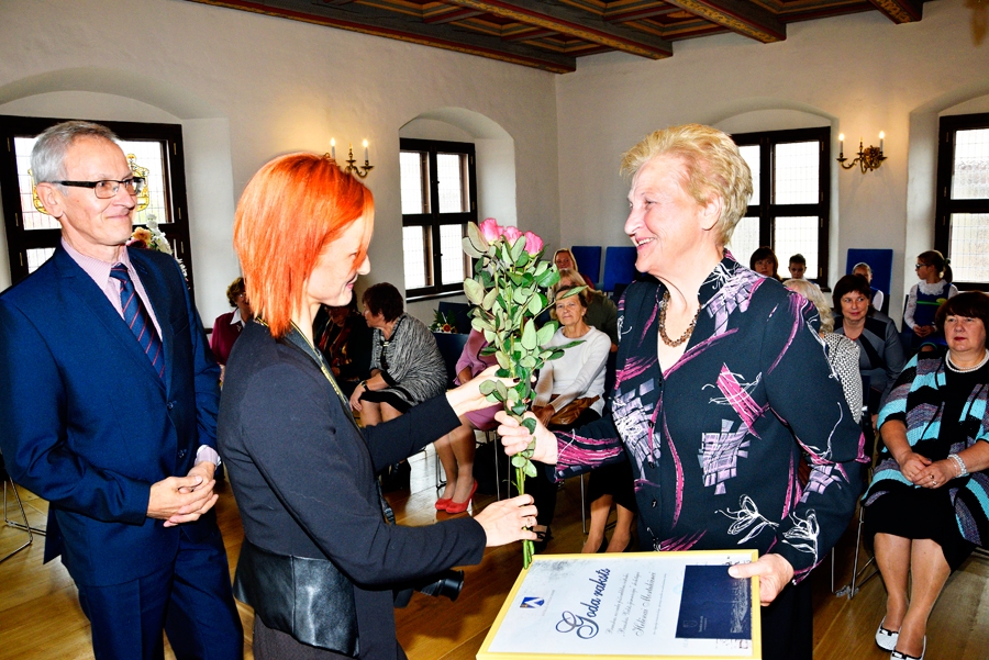 Helēnai Mortukānei, Bauskas Valsts ģimnāzijas pedagoģei, pašvaldības godarakstu pasniedza novada domes priekšsēdētāja vietnieks Voldemārs Čačs, ziedus dāvāja sabiedrisko attiecību speciāliste Zane Gorškova.
Autors: Ivars Bogdanovs