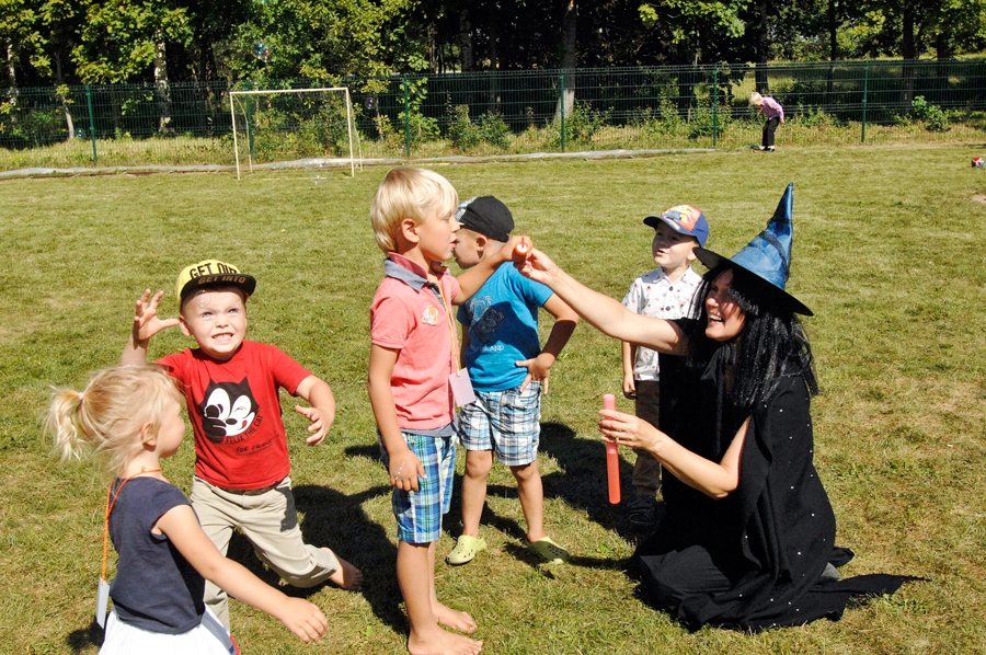 Saulaines bērnudārzā «Mārpuķīte» mazie rundālieši vada laiku ikdienā un piedalās līksmos svētku sarīkojumos.
Autors: Ivars Bogdanovs