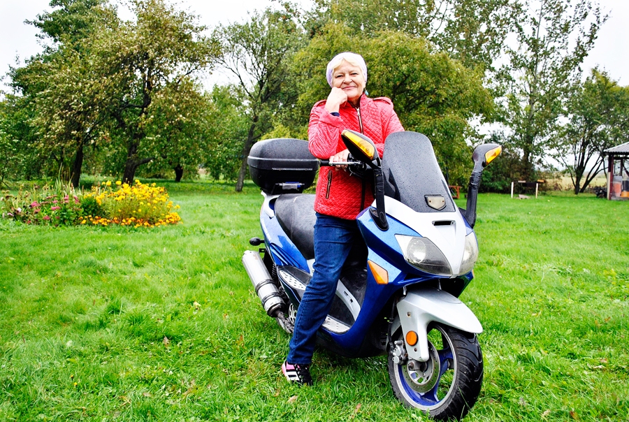Nadežda Muceniece dāvanā no dēla Kaspara saņēmusi motorolleru un nav atmetusi ideju par braucienu uz Pilsrundāles bibliotēku pēc grāmatām.
Autors: Artūrs Dulbe