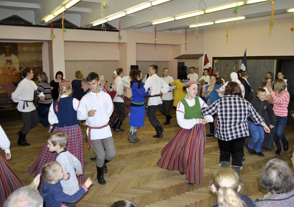 Vienā jautrā rotaļā latgalieši ar brunaviešiem.
Autors: Vilnis Auzāns