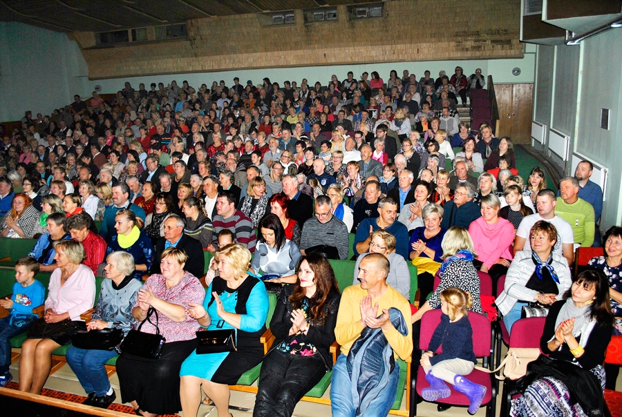 Latgaliešu pēcpusdienas noslēguma koncertā Grenctāles kultūras nama lielajā zālē brīvu vietu nebija. Lai visiem apmeklētājiem būtu, kur sēdēt, tika nesti papildu krēsli.
Autors: Vilnis Auzāns