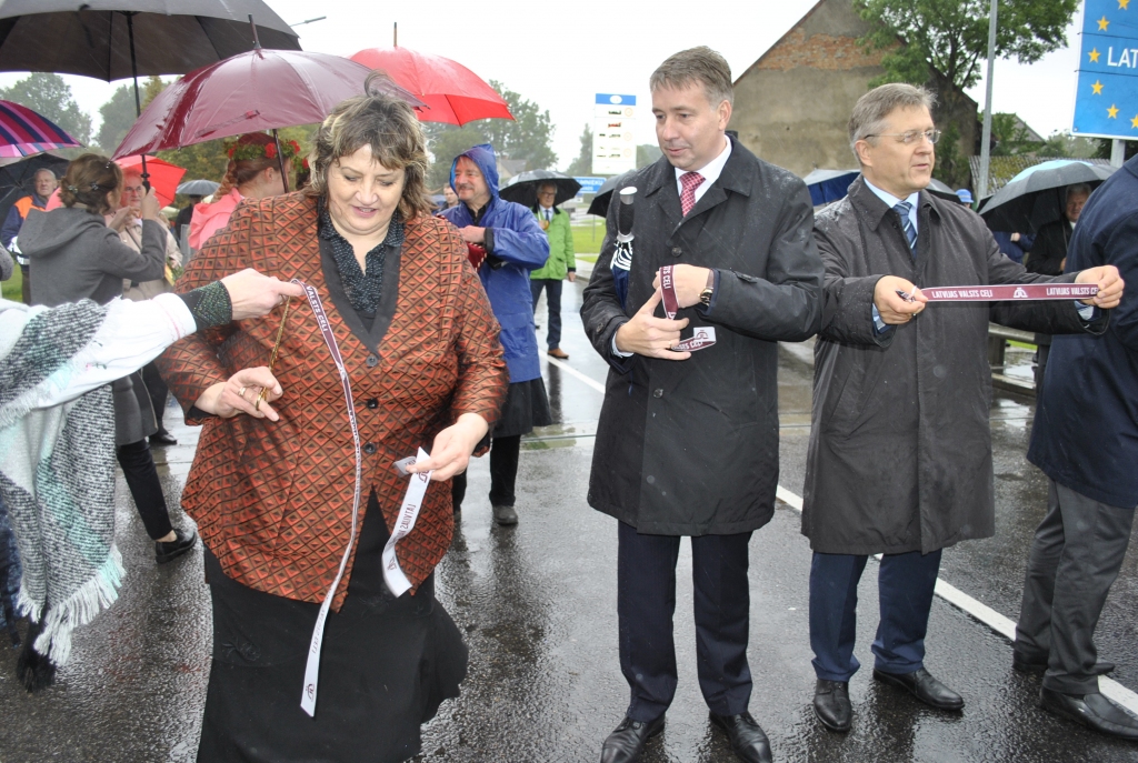 15. septembrī ceļa posma Skaistkalne–Bārbele atklāšanā piedalījās arī satiksmes ministrs Uldis Augulis (vidū).
Autors: Ivars Bogdanovs