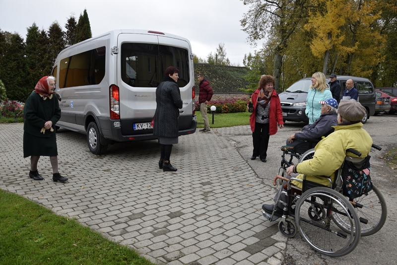 Pansionāta «Derpele» iemītnieki sagaida ieripojam sētā jauno mazautobusu.
Autors: Ivars Bogdanovs