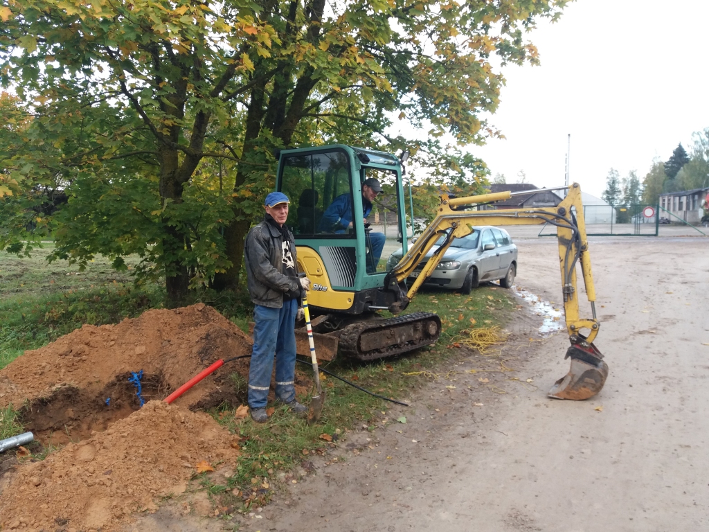 Uzņēmuma «Kvēle» darbinieki sola, ka gaismu ciematnieki var gaidīt jau tuvākajā laikā.
Autors: Antra Ērgle