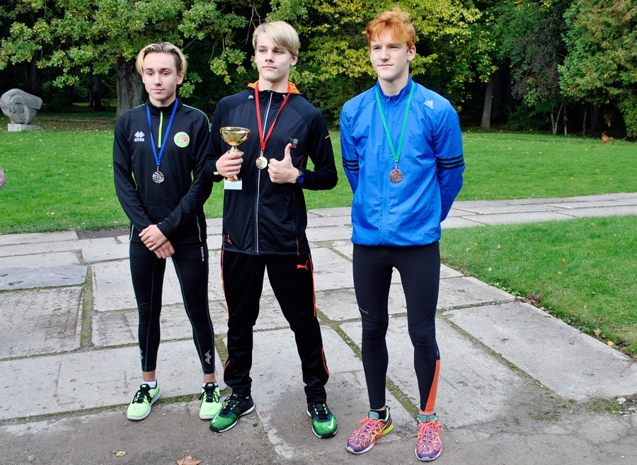 Labākie skrējēji jauniešu vecuma grupā: Matīss Sisenis no Iecavas (no kreisās), Aksels Blanks no Salaspils un iecavnieks Gvido Miezers.
Autors: Vilnis Auzāns