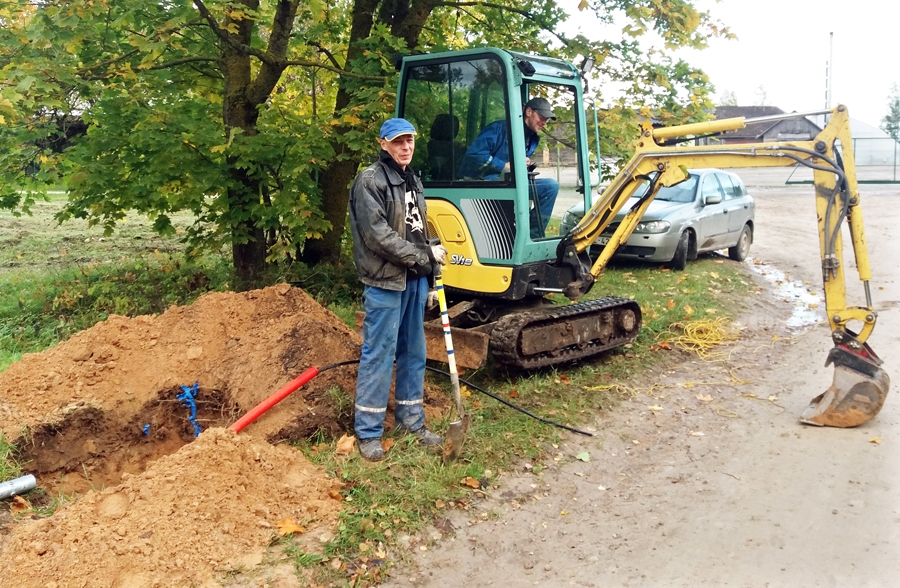 Uzņēmuma «Kvēle» darbinieki sola, ka gaismu ciematnieki var gaidīt jau tuvākajā laikā.
Autors: Antra Ērgle