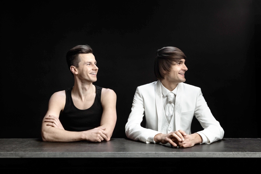 Izrādē «Novecento» spēlē aktieris Kristaps Ķeselis (no kreisās) un pianists Vestards Šimkus.
Autors: Publicitātes foto.