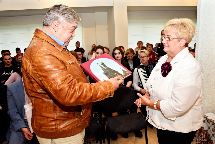 Krievijas vēstnieks Latvijā Jevgeņijs Lukjanovs dāvina Bauskas 2. vidusskolas direktorei Verai Grigorjevai grāmatu par Maskavu.
Autors: Ivars Bogdanovs