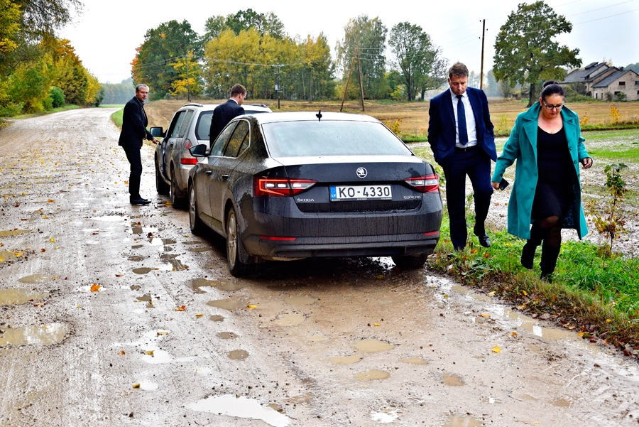 Satiksmes ministrs Uldis Augulis no Brunavas uz Bausku brauca pa ceļu gar Dani un Bangām, izkāpjot no auto, lai aprunātos ar žurnālistiem.
Autors: Ivars Bogdanovs