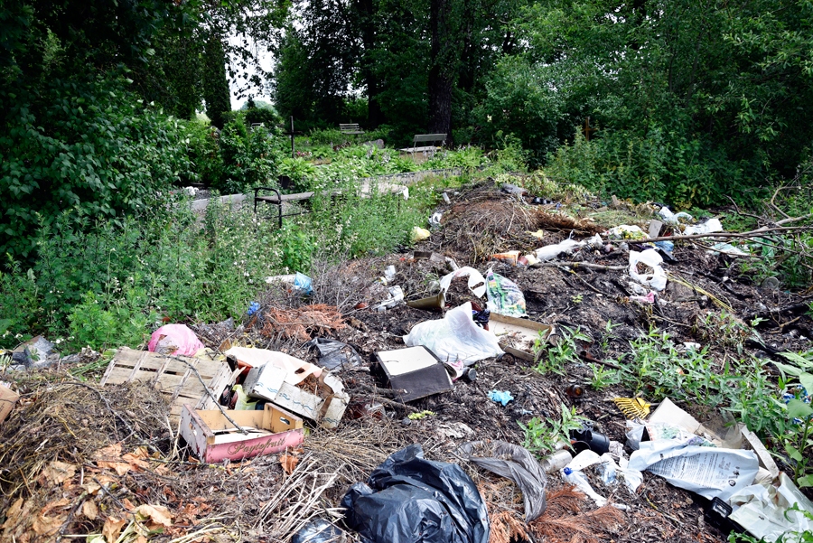 Jau šovasar laikraksta redakcijā saņemtas iedzīvotāju sūdzības par nesakoptību Važītes kapos, kas turpinās.
Autors: no «Bauskas Dzīves» arhīva.
