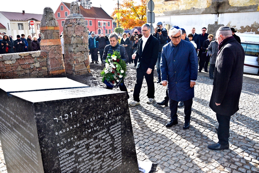 Sinagogas dārza atklāšanas sarīkojuma noslēgumā dalībnieki devās nolikt ziedus un vainagus pie piemiņas akmens. No kreisās – Mirjama Jankeloviča, Bauskas preses izdevēja Nahmana Jankeloviča mazmeita.
Autors: Ivars Bogdanovs