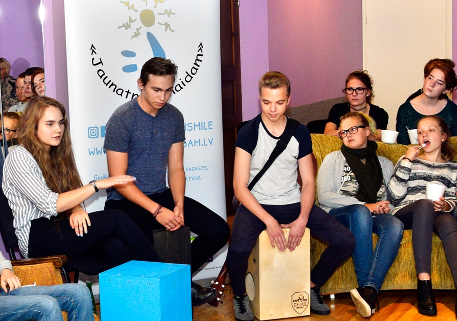 Annamarija Pumpura Vecumnieku jauniešiem stāstīja par kahonu un sekmēm uzņēmējdarbībā.
Autors: Ivars Bogdanovs