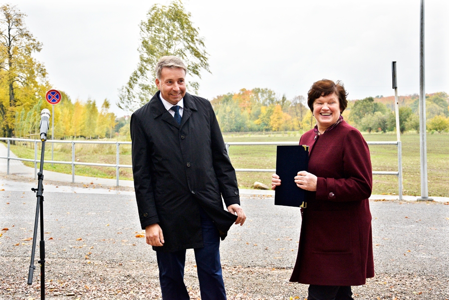 Satiksmes ministrs Uldis Augulis Rundāles novada domes priekšsēdētāja vietniecei Intai Klīvei sniedz dokumentus, kas apliecina valsts ceļa nodošanu pašvaldības pārziņā.
Autors: Ivars Bogdanovs