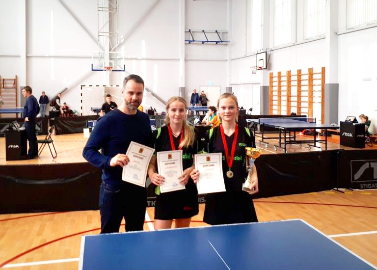 Rēzija Meļķe (no labās) un Līva Bogdanoviča ar treneri Egmontu Cildermani.
Autors: sportaskoladartija.lv, Egmonts Cildermanis