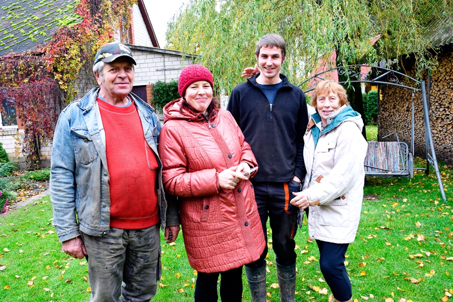 Saime plecu pie pleca, uz kura katrs var paļauties. «Liepiņu» īpašniece Sarmīte Asupa (no labās), viņas mazdēls Armands, meita Indra ar dzīvesdraugu Jāni Gedroviču. Veselīgs humors arī noder, jo spriedzei tā vieglāk tikt pāri.
Autors: Ivars Bogdanovs