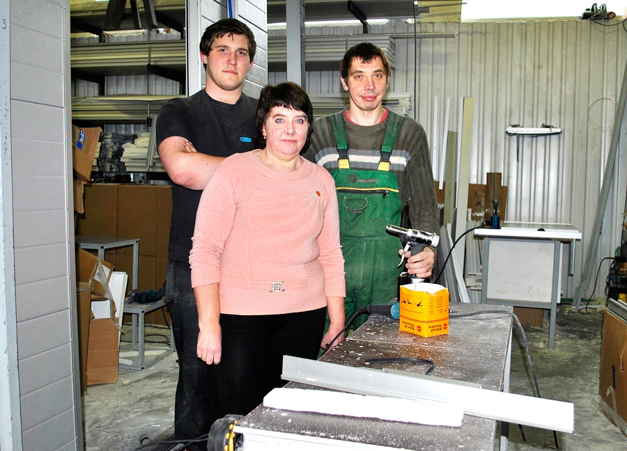 Jubilāre Inta Siliņa kopā ar mazdēlu Viktoru (no kreisās) un dēlu Gunti strādā vienā uzņēmumā un tiekas 
ik dienas.
Autors: Artūrs Dulbe