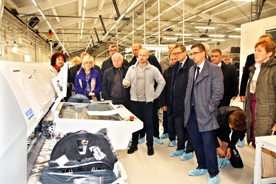 Edgars Tihomirovs (vidū), SIA «Vizulo» pārstāvis, iepazīstināja Zemgales reģiona pašvaldību vadītājus ar apgaismes shēmu montējošo iekārtu darbību.
Autors: Uldis Varnevičs