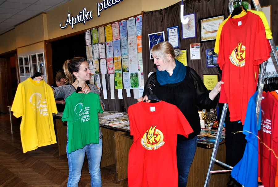 Īslīces kultūras nama darbiniece Ieva Trubača (no kreisās) un pasākumu organizatore Evita Novicka vestibilā iekārto vokālās studijas «Aprīļa pilieni» jubilejas izstādi.
Autors: Vilnis Auzāns