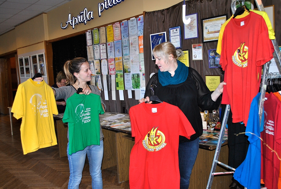 Īslīces kultūras nama darbiniece Ieva Trubača (no kreisās) un pasākumu organizatore Evita Novicka vestibilā iekārto vokālās studijas «Aprīļa pilieni» jubilejas izstādi.
Autors: Vilnis Auzāns