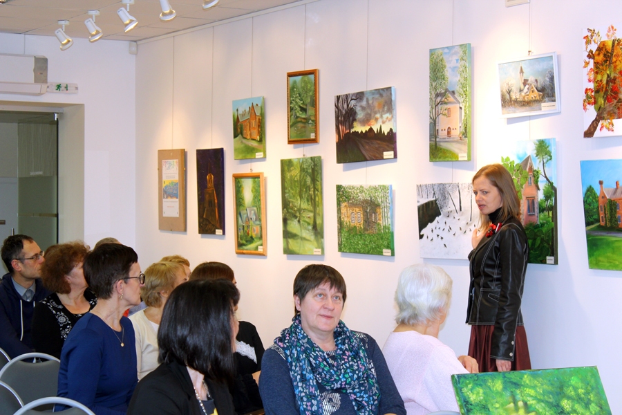 Ginta Zaumane atklāj izstādi Pasvales bibliotēkā.
Autors: no biedrības albuma