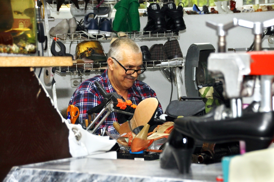 Ziedonis Putāns secina, ka salabot parasti var to firmu apavus, kas cenšas izmantot dabiskus materiālus. Foto – ULDIS VARNEVIČS
Autors: Uldis Varnevičs