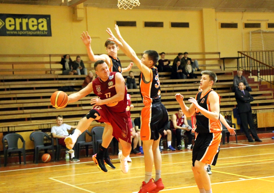 Jānis Tiltiņš (17. numurs) Iecavas komandas labā guva 11 punktu.
Autors: no iecava.lv.