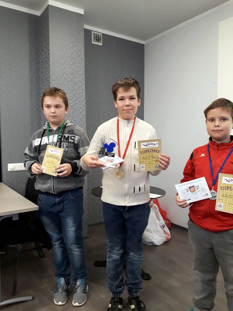 Reinis Štāls (vidū) Rīgas atklātajā skolēnu čempionātā dambretē izcīnīja pirmo vietu.
Autors: Inga Bernāte