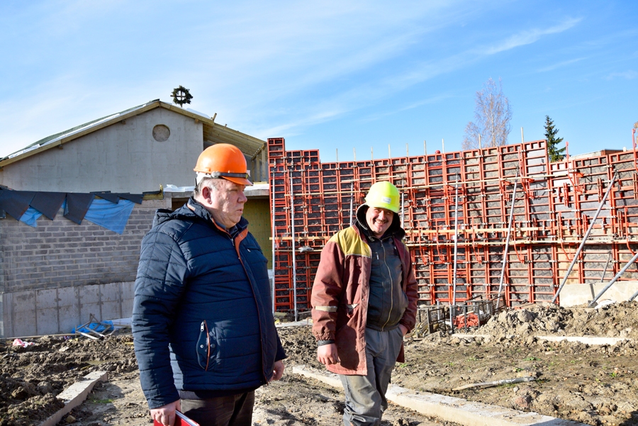 Pilsrundālē domes ēkas piebūvei nosvinēti spāru svētki. Būvlaukumā – celtnieks Guntars Bite (no labās) un Rundāles novada domes izpilddirektors Aigars Sietiņš.
Autors: Ivars Bogdanovs