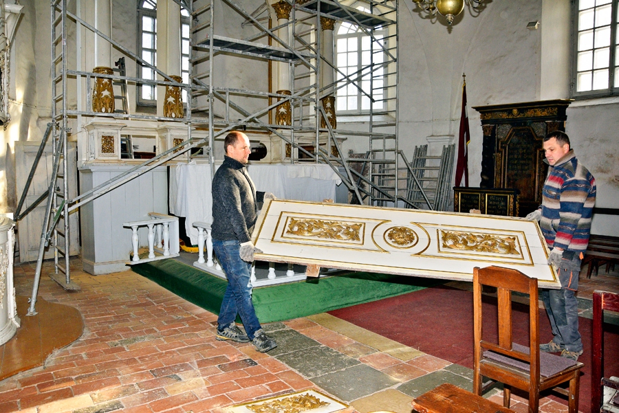 Bauskas Svētā Gara baznīcas altāra restaurācijā strādā Jānis Ceplis (no kreisās) un Edgars Ruks.
Autors: Ivars Bogdanovs