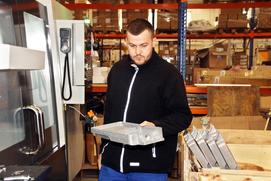 SIA «Vizulo» apgaismes ķermeņu korpusu ražošanā izmanto arī metāla CNC frēzi.
Autors: Uldis Varnevičs