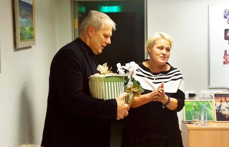 Zorģu bibliotekāre Aina Ezergaile sveica Juri Kalniņu ar ciematnieku dāvanu un ziediem.
Autors: Antra Ērgle