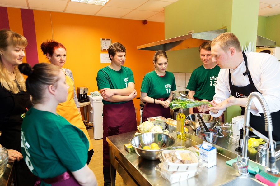 Zālītes skolas audzēkņi kopā ar pavāru Normundu Baranovski meistarklasē pērn.
Autors: no konkursa albuma