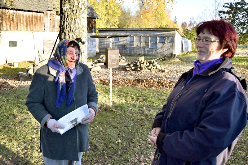 Pastniece Elga Vilmane atvedusi laikraksta «Bauskas Dzīve» jaunāko numuru uz Mežotnes pagasta «Kraujām» Alvīrai Zaķei.
Autors: Ivars Bogdanovs