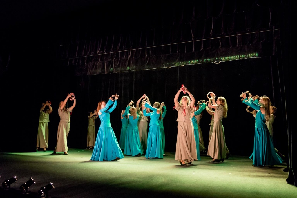 Rundāles novada teātra studija «Savējie» priekšnesumā «Tas puisītis, tā meitiņa».
Autors: no organizatoru albuma