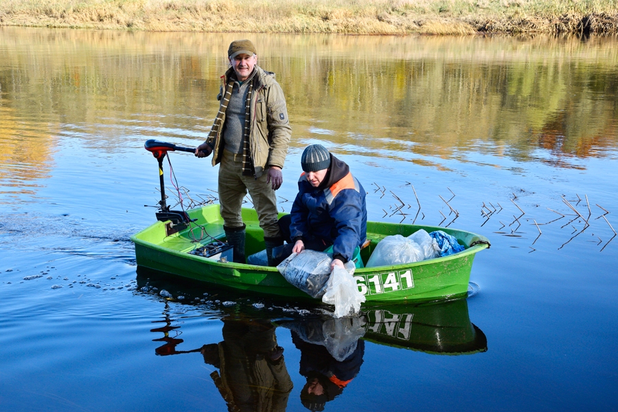Valērijs Garbāns (no kreisās) un Egīls Buls  ūdenī ielaida ālantu mazuļus.
Autors: Ivars Bogdanovs