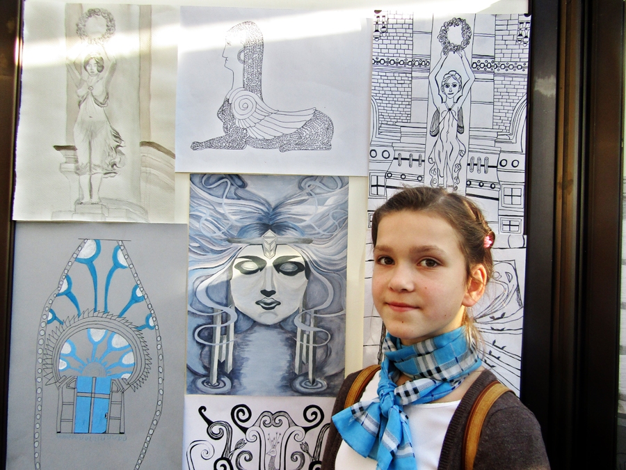 Elīzas Lakovičas-Lakovicas grafika ar sfinksu (augšējās rindas centrā). Augšā pa kreisi – Baibas Līnas Kirilko kompozīcija, zem tās – Viktorijas Jermakovas zīmējums.
Autors: Olita Dzelzkalēja